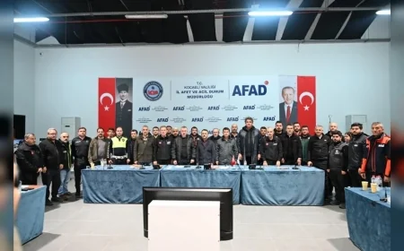 Kocaeli Valisi İlhami Aktaş ve Büyükşehir Belediye Başkanı Tahir Büyükakın Kriz Merkezinde Sağanak Yağışın Etkilerini Değerlendirdi