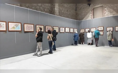 Adana’da Yaşar Kemal’in 57 Kitabı Minyatür Sanatıyla Buluştu: “Büyük Ustayı Kendi Topraklarında Yeniden Ağırlıyoruz”