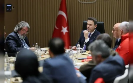 Enerji ve Tabii Kaynaklar Bakanı Alparslan Bayraktar TİGAD Buluşmasında Türkiye’nin 2040 Enerji Vizyonunu ve Stratejik Hedeflerini Açıkladı