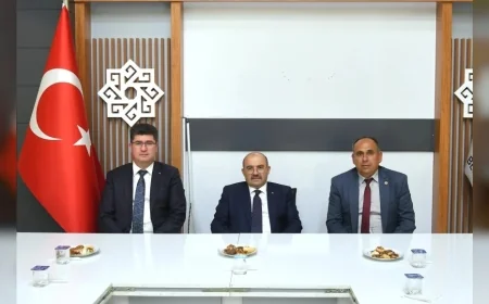 Balıkesir Valisi İsmail Ustaoğlu’na Muhtarlardan Teşekkür: “Bir Vali Gibi Değil, Bir Baba Gibi Kapınızı Her Zaman Açık Tuttunuz”
