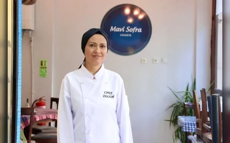 Buca Belediyesi’nin Aşçılık Kursunu Tamamlayan Özlem Deniz, “Mavi Sofra” Adını Verdiği Kendi Lokantasını Açtı