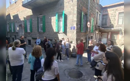 İzmir Konak’ta Kültürel Miras Gezileriyle Tarihi Sokakların Saklı Hikayeleri Keşfediliyor