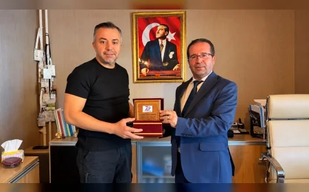 Emsçevre Yönetim Kurulu Başkanı Mehmet Gökhan Yıldırım’a Merhamet ve Emek Ödülleri’ne Katkılarından Dolayı Teşekkür Plaketi