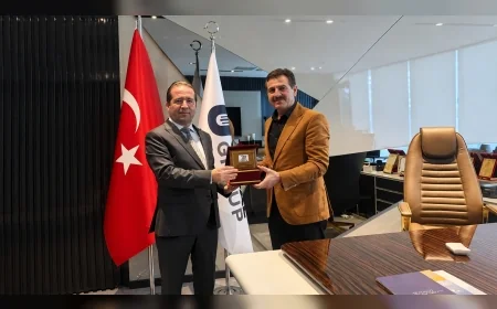 Ünsal Grup Yönetim Kurulu Başkanı Orhan Ünsal’a 7. Merhamet ve Emek Ödülleri’ne Katkılarından Dolayı Teşekkür Plaketi
