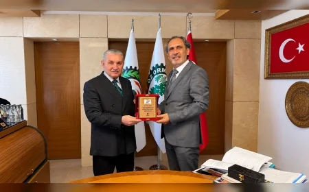 Öz Orman-İş Sendikası Genel Başkanı Settar Aslan’a 7. Merhamet ve Emek Ödülleri’ne Katkılarından Dolayı Teşekkür Plaketi