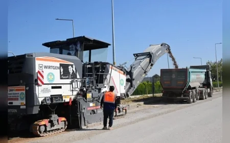 Manisa Büyükşehir Belediyesi, MOSB ile MUOSB Arasındaki Eski Menemen Yolunda Asfalt Çalışmasını Bir Haftada Tamamlamayı Hedefliyor