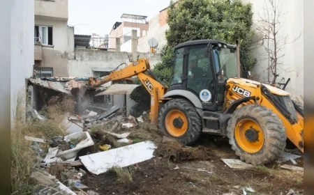 Mersin Yenişehir Belediyesi Eğriçam Mahallesi’nde Tehlike Oluşturan Metruk Binayı Yıktı