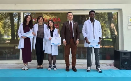 Ege Üniversitesi Eczacılık Fakültesinde Beyaz Önlük Heyecanı: Geleceğin Eczacıları Mesleğe İlk Adımlarını Attı