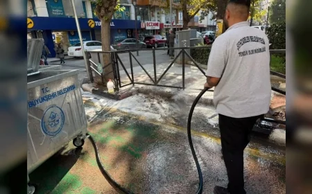 Şehzadeler Belediyesi İlçe Genelindeki Çöp Konteynerlerinde Temizlik ve Dezenfeksiyon Çalışmalarını Sürdürüyor