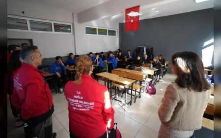 Muğla Menteşe’de Gazi Anadolu Lisesi’nde İtfaiye, AFAD ve UMKE Ekiplerinden Gerçeği Aratmayan Yangın Tatbikatı