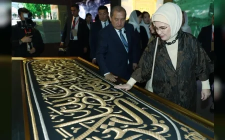 Emine Erdoğan, Semerkant'ta İmam Buhari Türbesi'ni Ziyaret Etti: “İslam Medeniyetine Eşsiz Eserler Kazandıran İmam Buhari'yi Rahmet ve Hürmetle Yad Ediyorum”
