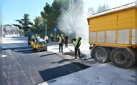 Yalova Belediyesi kent genelinde yol, altyapı, kaldırım ve park alanlarında bakım ve yenileme çalışmalarını sürdürüyor