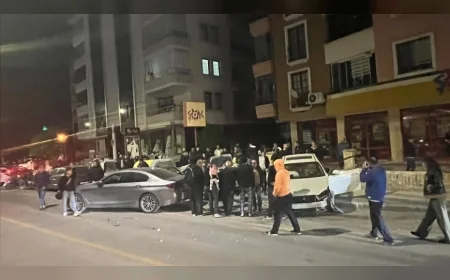 Çorum’da İki Otomobilin Çarpıştığı Kazada 4 Kişi Yaralandı, Park Halindeki Araçlar ve Elektrik Trafosu Zarar Gördü