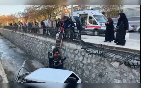 Çorum’da Park Halindeki Otomobile Çarptıktan Sonra Dereye Düşen Araçtaki Yaralı Kurtarıldı