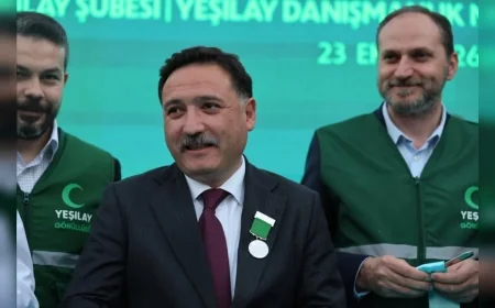 Kayseri Valisi Gökmen Çiçek’e Yeşilay’dan Bağımlılıkla Mücadele Çalışmaları İçin Üstün Hizmet Madalyası
