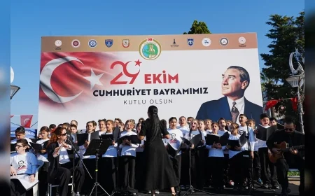 İzmir’de Cumhuriyet’in 103’üncü Yılı Kutlamalarında Karşıyakalı Öğrenciler Halk Oyunları ve Çocuk Korosuyla Sahne Aldı
