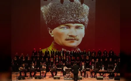 Denizli Büyükşehir Belediyesinin “Çanakkale’den Cumhuriyet’e” Programında Milli Mücadele Ruhu Müzik ve Tiyatro ile Sahneye Taşındı