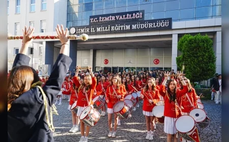 İzmir’de Cumhuriyetin 103. Yıl Dönümü Coşkusu Yedi Okulun Bando Takımlarının Gösterileriyle Konak Atatürk Meydanı’na Taşındı