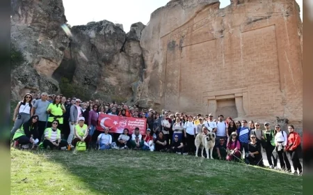 Eskişehir Büyükşehir Belediyesi Cumhuriyetin 103’üncü Yılını Frig Vadisi’nde 250 Doğaseverle Kutladı