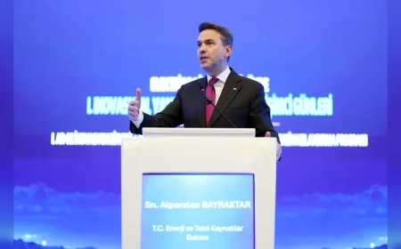 Enerji ve Tabii Kaynaklar Bakanı Alparslan Bayraktar: “Elektrik İletim ve Dağıtım Altyapımızda Yaklaşık 100 Milyar Dolarlık Yatırım Öngörüyoruz”