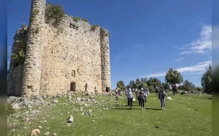 Mersin Büyükşehir Belediyesi’nin Kilikya Yolu Yürüyüşünde 80 Doğasever Sinap Kalesi’ne Ulaştı