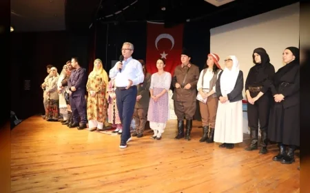 Nazilli Belediye Başkanı Dr. Ertuğrul Tetik, Millî Mücadele Kadınlarını Anlatan “Abide-i Aşk” Oyununu Vatandaşlarla İzledi
