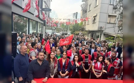 CHP İzmir İl Başkanı Utku Gümrükçü: “Reklamlar Bitti, Senaryo Tutmadı; Şimdi Yeniden CHP Zamanı” Diyerek Yüzlerce Üyeye Rozet Taktı