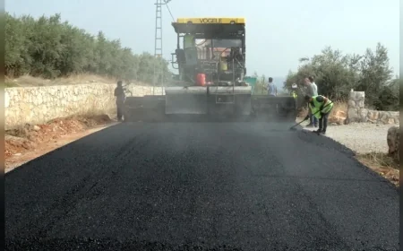 Mersin Akdeniz Belediyesi 65 Mahallede Yol Yenileme ve Asfalt Çalışmalarını Sürdürüyor