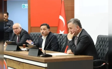 Kayseri Valisi Gökmen Çiçek, TEKNOFEST ve TÜBİTAK’ta Dereceye Giren Öğrencileri Kabul Etti