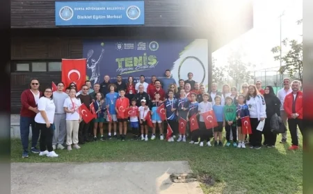 Bursa Büyükşehir Belediyesi Cumhuriyet Coşkusunu Tenis Kortlarına Taşıdı: Genç Raketler Ödüllerine Kavuştu