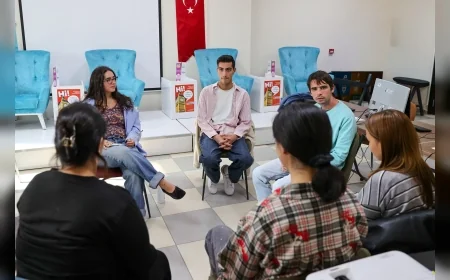 Buca Belediyesi ve Pi Gençlik Derneği İş Birliğiyle Gençler İngilizce Konuşma Kulübünde Dil Engellerini Aşıyor