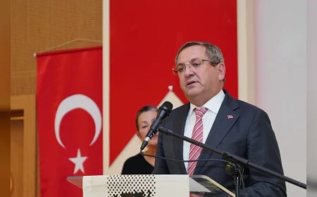 ADD AYVALIK ŞUBESİ’NİN DÜZENLEDİĞİ GECEDEN ATATÜRK’ÜN DEVRİMLERİNE, DEMOKRASİYE VE HUKUKUN ÜSTÜNLÜĞÜNE BAĞLILIK MESAJI
