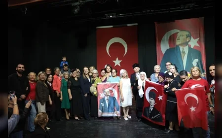 Konak’ın Çınarları Cumhuriyet’in 103. Yılını “Selam Olsun Cumhuriyet’e” Gösterisiyle Kutladı