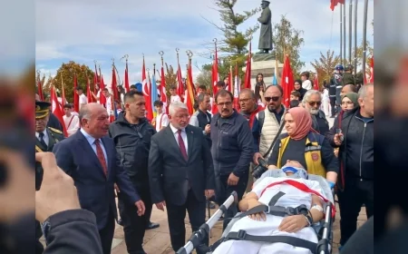 Çorum’da 29 Ekim Cumhuriyet Bayramı Çelenk Sunma Töreninde Merdivenden Düşen Çocuk Hastaneye Kaldırıldı