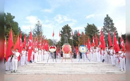 Çorum’da 29 Ekim Cumhuriyet Bayramı Dolayısıyla Atatürk Anıtı’na Çelenk Sunuldu