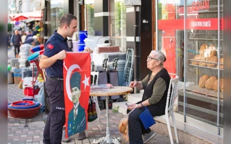 Narlıdere Belediyesi Cumhuriyetin 103’üncü Yılı Öncesinde Esnafa Türk Bayrağı Dağıtarak İlçeyi Kırmızı Beyaza Bürüdü