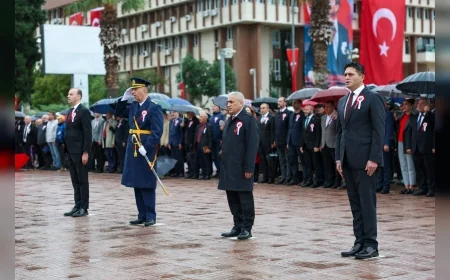 Aliağa’da 29 Ekim Cumhuriyet Bayramı kutlamaları Atatürk Anıtı’na çelenk sunumuyla başladı, kortej ve DJ performansıyla sürecek