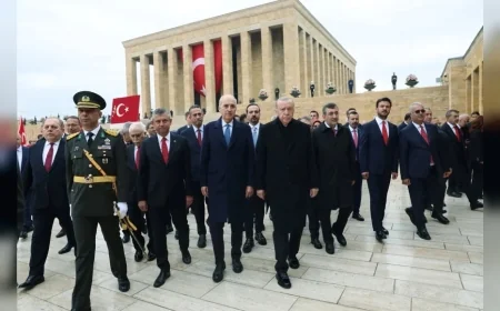 Cumhurbaşkanı Erdoğan, Cumhuriyet’in 103’üncü yıl dönümünde Anıtkabir’de Atatürk’ü andı ve Özel Defter’i imzaladı