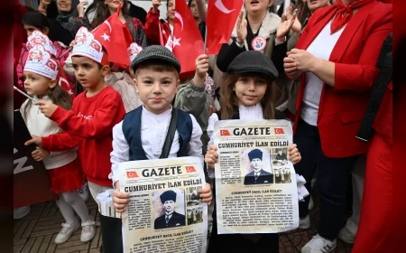 Manisa’da Cumhuriyetin Çocukları 29 Ekim Coşkusunu Marşlar ve Tarihi Gazetelerle Yaşattı
