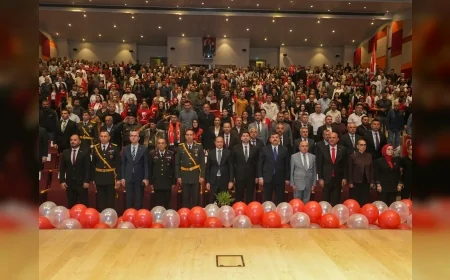 Tarsus’ta Cumhuriyet’in 103. Yılı Bayrak Temalı Gösteriler ve Öğrencilerin Katılımıyla Kutlandı