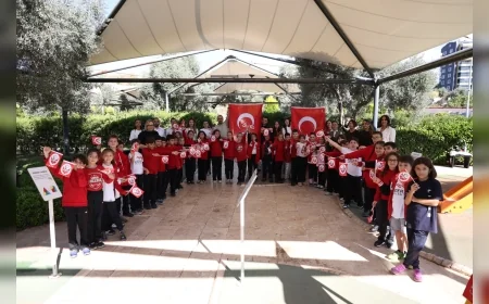 Efeler’de Cumhuriyetin 103’üncü Yılı Bilimle Buluştu: Öğrenciler Matematik ve Bilim Parkı’nı Keşfetti