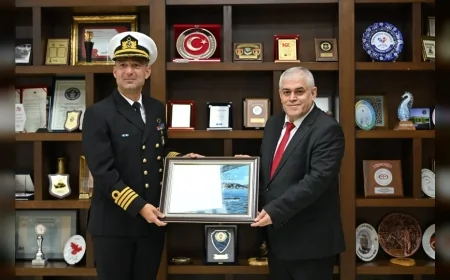 TCG Doğanay Denizaltısı Komutanlarından Kdz. Ereğli Belediyesi’ne Cumhuriyet Bayramı Ziyareti