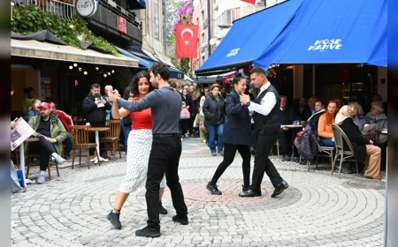 Yalova Belediyesi Cumhuriyet’in 103’üncü Yılını Temsili Gazete Dağıtımı ve Tango Gösterisiyle Kutladı