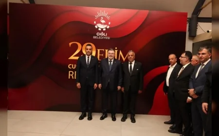Çiğli’de Cumhuriyet’in 103’üncü yılı resepsiyonunda Atatürk sergisi, müzik dinletisi ve zeybek gösterisi ilgi gördü
