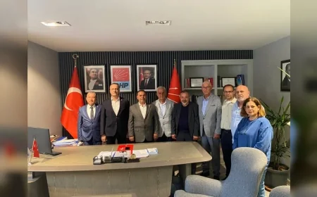 Gülnar Büyükşehir Belediye Meclis Üyesi Mustafa Denk CHP’ye Katıldı, Rozetini İl Başkanı Koral Ömür Taktı