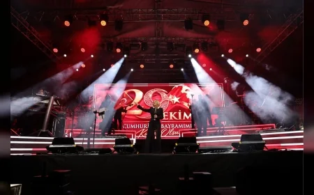 Denizli Büyükşehir Belediyesi’nin Cumhuriyet Bayramı kutlamalarında Derya Uluğ konseriyle 103. yıl coşkusu meydanlara sığmadı
