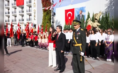 ÇEŞME’DE CUMHURİYETİN 103. YIL DÖNÜMÜ BİNLERCE KİŞİNİN KATILDIĞI FENER ALAYI VE KONSERLE KUTLANDI