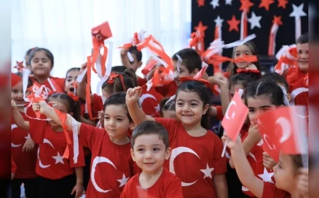 KONAK’TA MİNİKLER CUMHURİYET BAYRAMI’NI ŞARKILAR, DANSLAR VE RENKLİ GÖSTERİLERLE KUTLADI