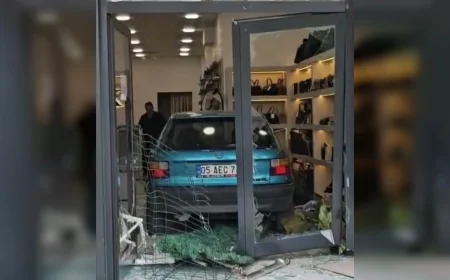 Çorum’da Fren Yerine Gaza Basılan Otomobil Mağazaya Girdi, Kaza Sonrası Baba ve Kızı Darbedildi