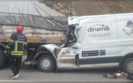 Çorum-Samsun Karayolu’nda Panelvan Minibüs Tıra Arkadan Çarptı, 39 Yaşındaki Sürücü Hayatını Kaybetti